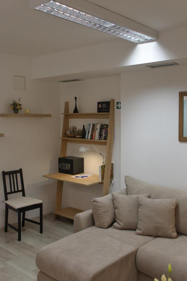 Apartment Anna - Free Pickup From Or Dropoff To Zagreb Airport At Any Time, Please Give Three Days Advance Notice - Long-Term Parking With Airport Transport Possibility ヴェリカ・ゴリツァ エクステリア 写真
